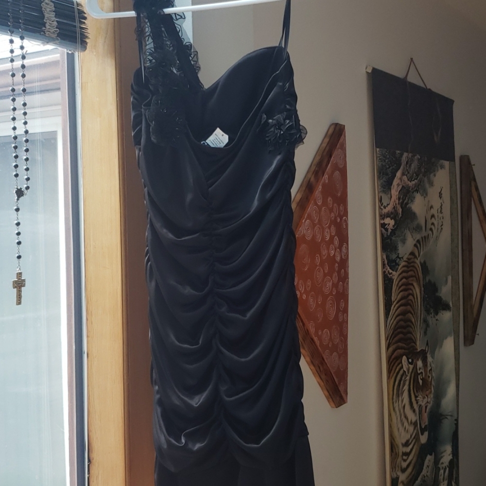 Dress - Picture 3 of 3